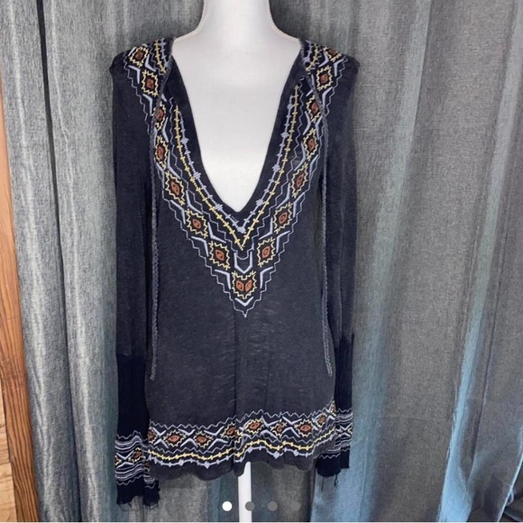 Urban Outfitters Beachy Flare Sleeve top with embroidery - Picture 1 of 4